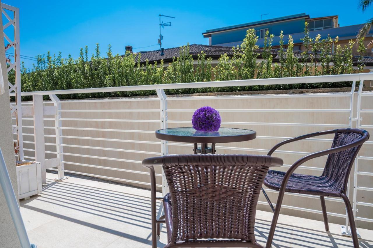 White Apartments & Spa Avola Exterior photo